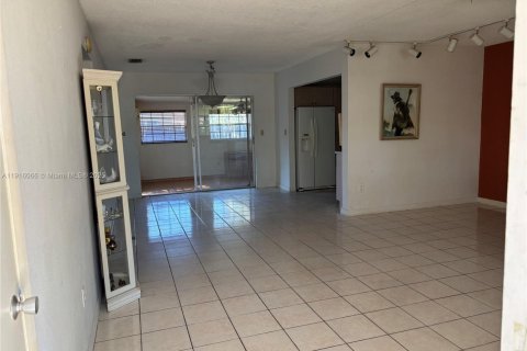 Villa ou maison à vendre à North Miami Beach, Floride: 3 chambres, 191.75 m2 № 1970797 - photo 2