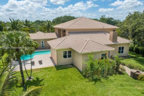 Снять в аренду виллу или дом в Паркленд, Флорида 5 спален, 510.96м2, № 1981957 - фото 1