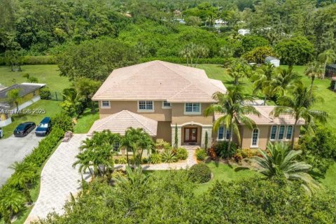 Снять в аренду виллу или дом в Паркленд, Флорида 5 спален, 510.96м2, № 1981957 - фото 2