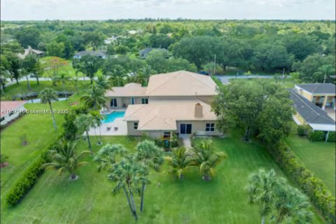 Снять в аренду виллу или дом в Паркленд, Флорида 5 спален, 510.96м2, № 1981957 - фото 3