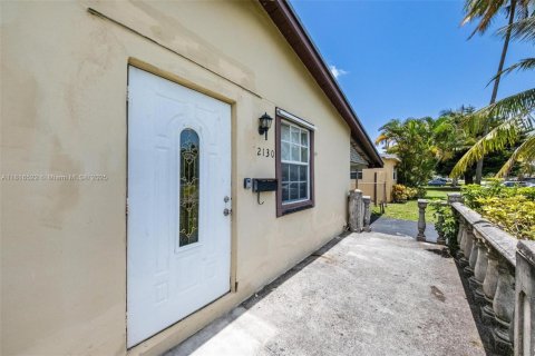 House in Miramar, Florida 3 bedrooms, 136.38 sq.m. № 1770639 - photo 6