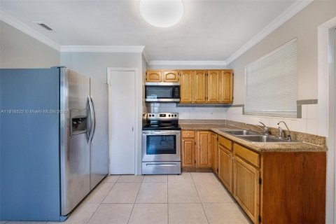 House in Miramar, Florida 3 bedrooms, 136.38 sq.m. № 1770639 - photo 13