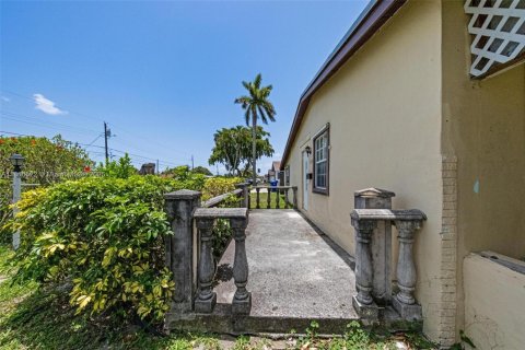 House in Miramar, Florida 3 bedrooms, 136.38 sq.m. № 1770639 - photo 7