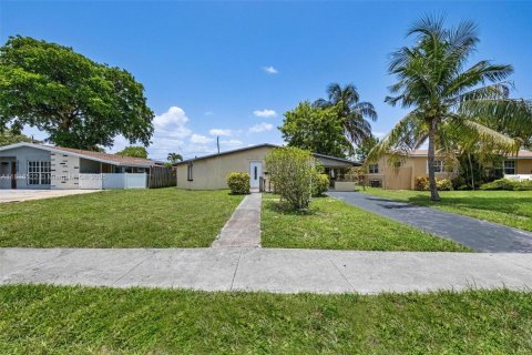 House in Miramar, Florida 3 bedrooms, 136.38 sq.m. № 1770639 - photo 1