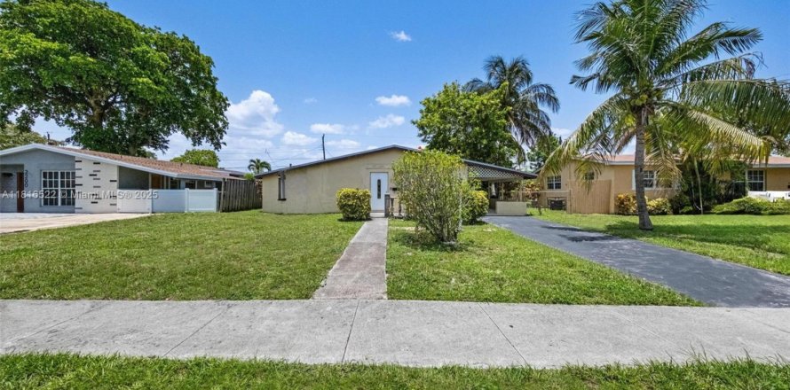 House in Miramar, Florida 3 bedrooms, 136.38 sq.m. № 1770639
