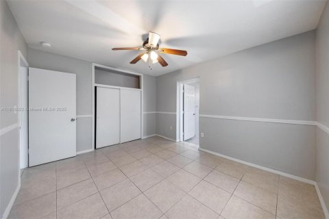 House in Miramar, Florida 3 bedrooms, 136.38 sq.m. № 1770639 - photo 27