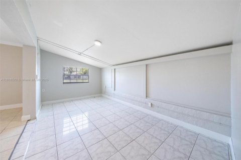 House in Miramar, Florida 3 bedrooms, 136.38 sq.m. № 1770639 - photo 23
