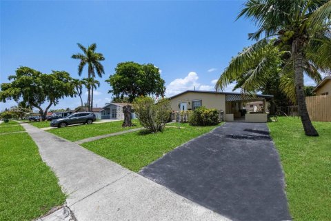 House in Miramar, Florida 3 bedrooms, 136.38 sq.m. № 1770639 - photo 2