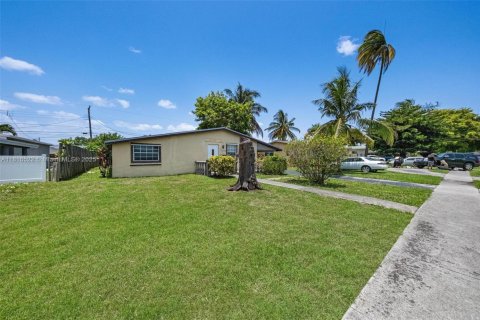 House in Miramar, Florida 3 bedrooms, 136.38 sq.m. № 1770639 - photo 3