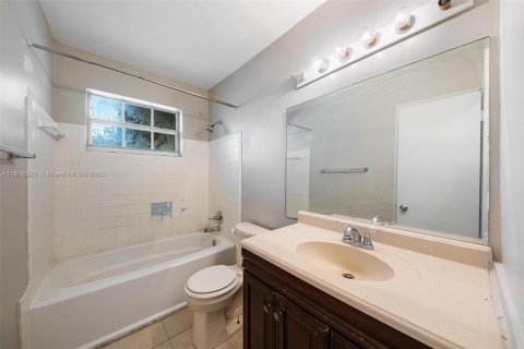 House in Miramar, Florida 3 bedrooms, 136.38 sq.m. № 1770639 - photo 25