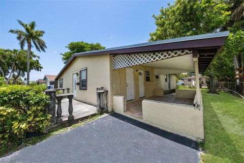 House in Miramar, Florida 3 bedrooms, 136.38 sq.m. № 1770639 - photo 9