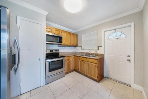 House in Miramar, Florida 3 bedrooms, 136.38 sq.m. № 1770639 - photo 12