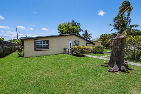 House in Miramar, Florida 3 bedrooms, 136.38 sq.m. № 1770639 - photo 4
