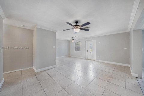 House in Miramar, Florida 3 bedrooms, 136.38 sq.m. № 1770639 - photo 19