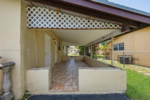 House in Miramar, Florida 3 bedrooms, 136.38 sq.m. № 1770639 - photo 8