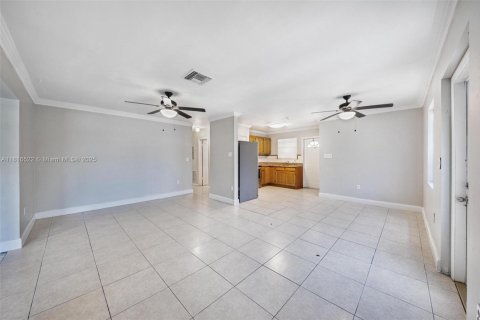 House in Miramar, Florida 3 bedrooms, 136.38 sq.m. № 1770639 - photo 10