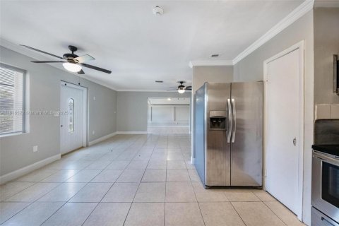 House in Miramar, Florida 3 bedrooms, 136.38 sq.m. № 1770639 - photo 14