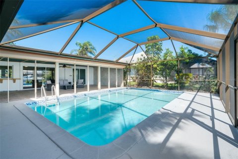 Casa en venta en Cape Coral, Florida, 4 dormitorios, 207.92 m2 № 1587524 - foto 5