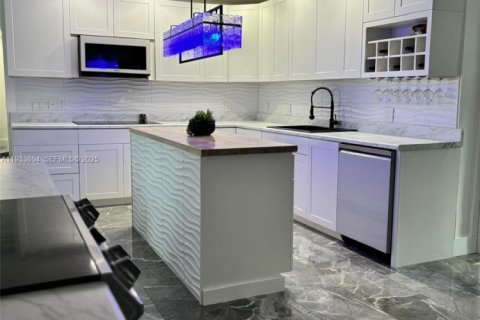 House in Margate, Florida 3 bedrooms, 185.43 sq.m. № 1994788 - photo 25