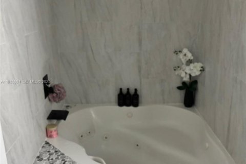 House in Margate, Florida 3 bedrooms, 185.43 sq.m. № 1994788 - photo 8