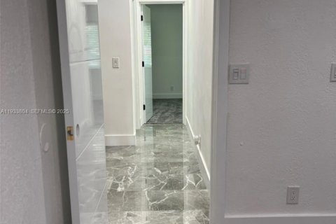 House in Margate, Florida 3 bedrooms, 185.43 sq.m. № 1994788 - photo 15