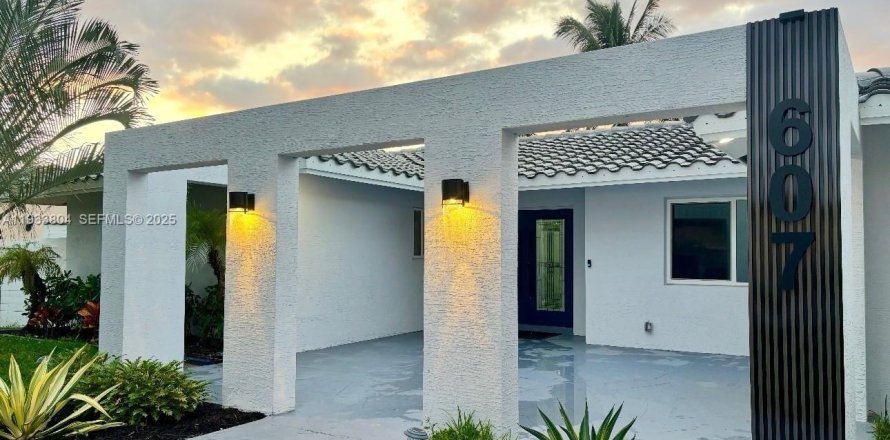 House in Margate, Florida 3 bedrooms, 185.43 sq.m. № 1994788