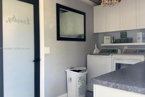 House in Margate, Florida 3 bedrooms, 185.43 sq.m. № 1994788 - photo 29