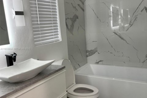 House in Margate, Florida 3 bedrooms, 185.43 sq.m. № 1994788 - photo 23