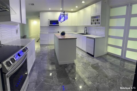 House in Margate, Florida 3 bedrooms, 185.43 sq.m. № 1994788 - photo 24