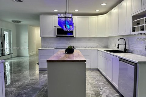 House in Margate, Florida 3 bedrooms, 185.43 sq.m. № 1994788 - photo 26