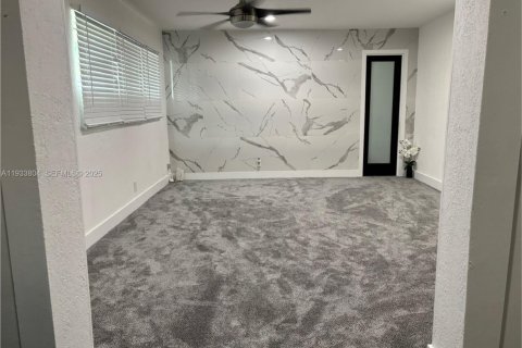 House in Margate, Florida 3 bedrooms, 185.43 sq.m. № 1994788 - photo 12