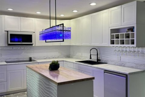 House in Margate, Florida 3 bedrooms, 185.43 sq.m. № 1994788 - photo 27