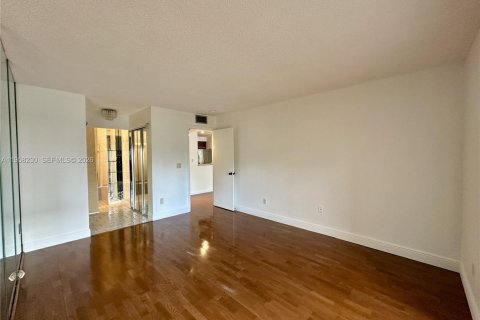 Copropriété à vendre à North Miami Beach, Floride: 1 chambre, 60.57 m2 № 2020863 - photo 14