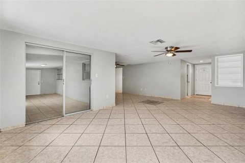 House in Port Richey, Florida 3 bedrooms, 132.85 sq.m. № 2217345 - photo 6