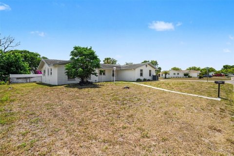 House in Port Richey, Florida 3 bedrooms, 132.85 sq.m. № 2217345 - photo 3