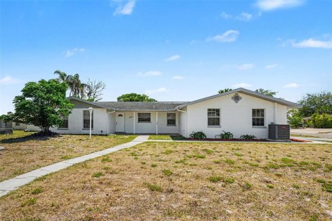 House in Port Richey, Florida 3 bedrooms, 132.85 sq.m. № 2217345