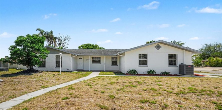 House in Port Richey, Florida 3 bedrooms, 132.85 sq.m. № 2217345