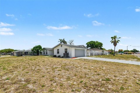 House in Port Richey, Florida 3 bedrooms, 132.85 sq.m. № 2217345 - photo 4