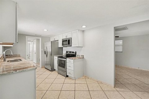 House in Port Richey, Florida 3 bedrooms, 132.85 sq.m. № 2217345 - photo 9