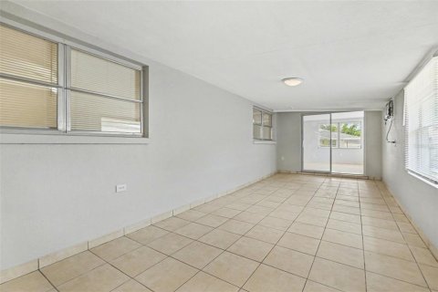House in Port Richey, Florida 3 bedrooms, 132.85 sq.m. № 2217345 - photo 14