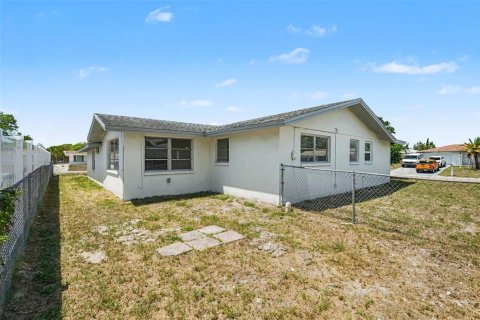 House in Port Richey, Florida 3 bedrooms, 132.85 sq.m. № 2217345 - photo 20