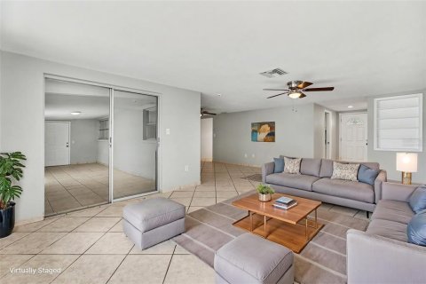 House in Port Richey, Florida 3 bedrooms, 132.85 sq.m. № 2217345 - photo 5