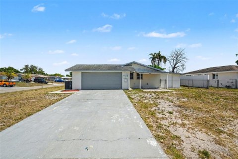 House in Port Richey, Florida 3 bedrooms, 132.85 sq.m. № 2217345 - photo 2