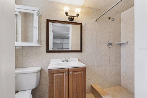 House in Port Richey, Florida 3 bedrooms, 132.85 sq.m. № 2217345 - photo 19