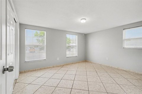 House in Port Richey, Florida 3 bedrooms, 132.85 sq.m. № 2217345 - photo 13