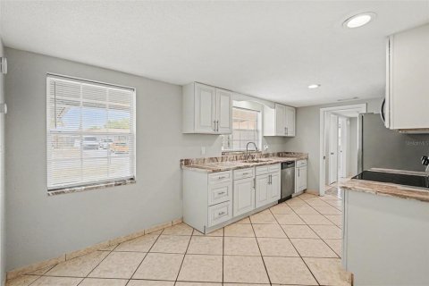 House in Port Richey, Florida 3 bedrooms, 132.85 sq.m. № 2217345 - photo 11