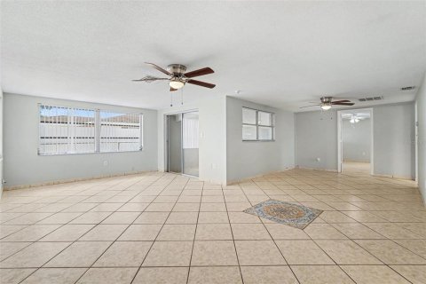 House in Port Richey, Florida 3 bedrooms, 132.85 sq.m. № 2217345 - photo 8