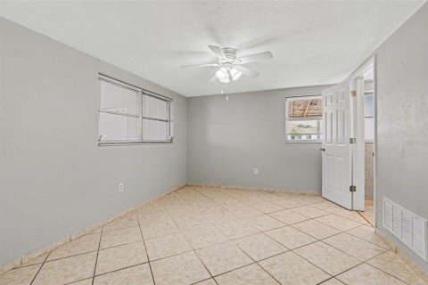 House in Port Richey, Florida 3 bedrooms, 132.85 sq.m. № 2217345 - photo 16