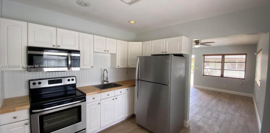 Commercial property in Fort Lauderdale, Florida 160.54 sq.m. № 1727929