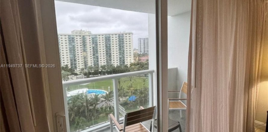 Студия в кондо в Санни-Айлс-Бич, Флорида № 2005422